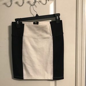 🌟 HP ✨Black & white mini skirt